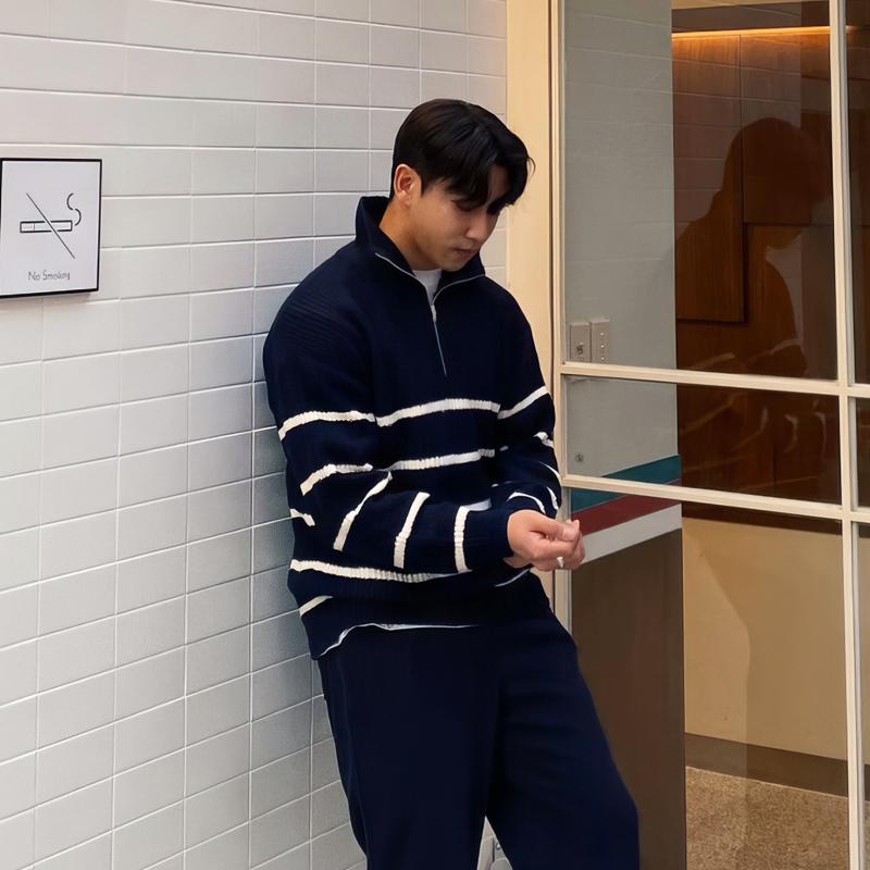 おしゃれ セーター メンズ 男性 紳士 韓国 秋冬 ニット 長袖 トップス 軽量 暖かい ハイネック カジュアル 普段使い ゆったり 青 グレー ハーフジップ ストライプ｜フロントップ店