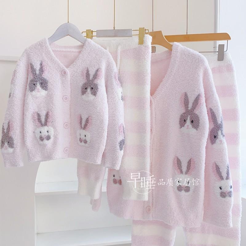 ルームウェア パジャマ レディース キッズ 秋冬 かわいい もこもこ ふわふわ フリース 厚手 暖かい 部屋着 上下 セット 前開き ウエストゴム 長袖 ズボン ボタン Vネック ゆったり 柔らかい 快適 旅行 お泊り 親子 お揃い ウサギ ピンク