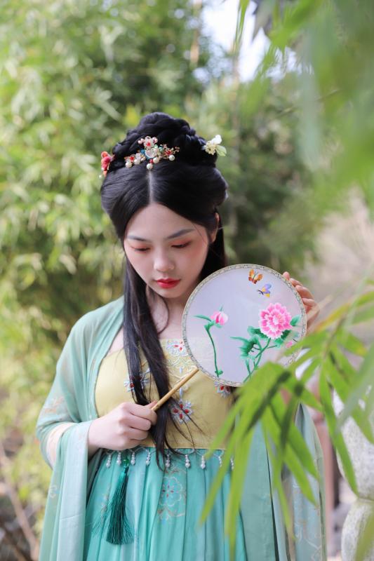 扇子 中国 うちわ 刺繍 レトロ 蘇州 民族風 漢服 花 蝶 魚 プレゼント 上品 鮮やか 装飾 インテリア 舞台 イベント パーティー