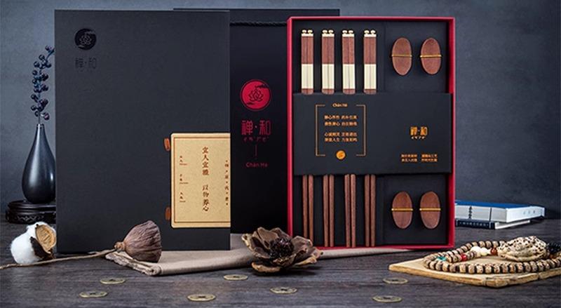 お箸 プレゼント セット 彫刻 家族 無垢材 シンプル ナチュラル モダン 普段使い お祝い 記念品 おしゃれ 誕生日 結婚 ゴールド チャイナ風 はし置き|フロントップ店