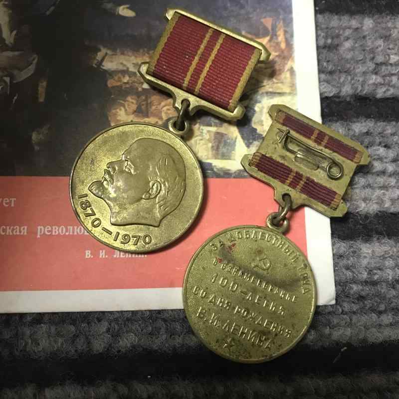 ブローチ 旧ソ連 祖国戦争勝利勲章 メダル コレクション 記念品 ミリタリー アイテム バッグチャーム ピンバッジ 小物 ゴールド｜フロントップ店