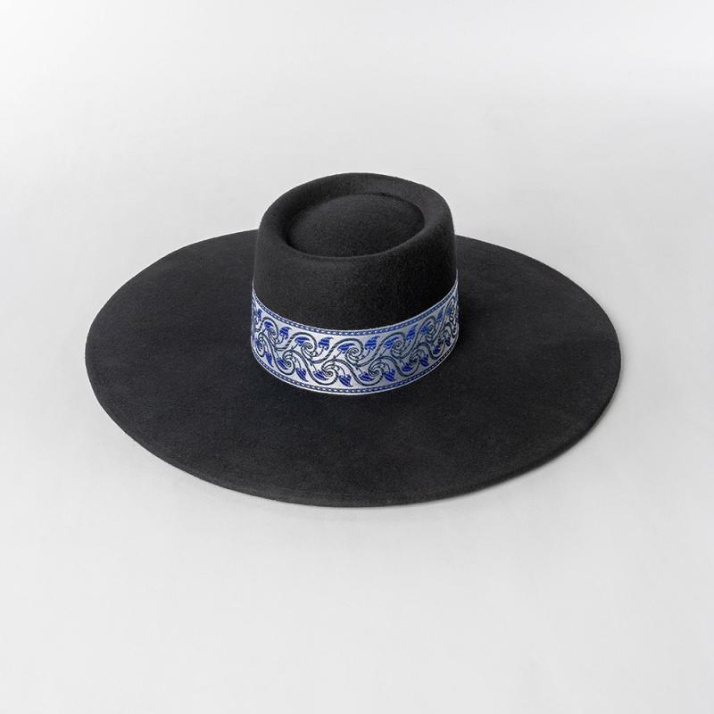 ハット レディース 帽子 おしゃれ ブラック 大きめつば 高めクラウン ウール フェルト 刺繍 テープ 飾り レトロ モード 秋冬 ショー