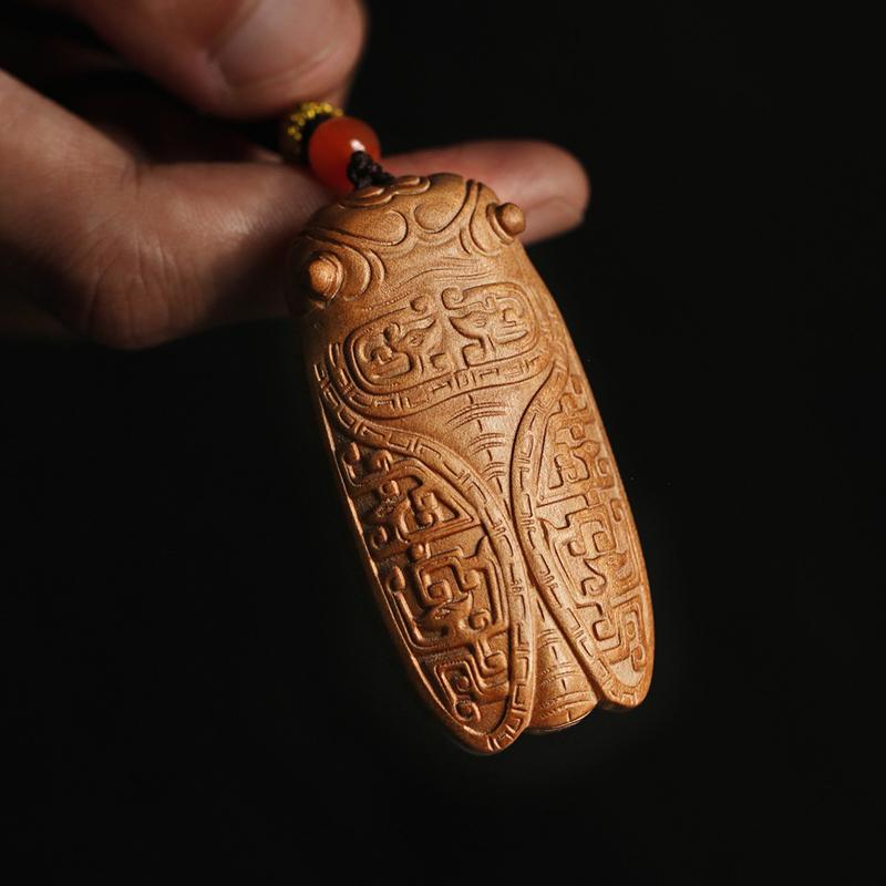 蝉 キーホルダー ペンダント 紐つき リアル アクセサリー 携帯用 工芸品 装飾 おしゃれ 木 置物 小物 木彫り 小さめ キーホルダー 茶