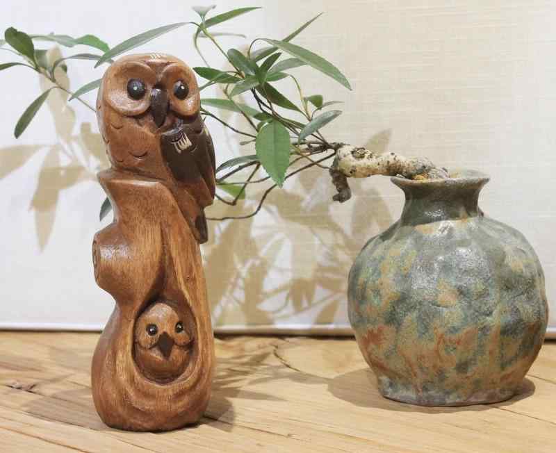 フクロウ 置物 玄関 タイ 木 丸太 彫刻 飾り 無垢材 かわいい バー おしゃれ リビング ルーム 本棚 インテリア レイアウト エスニック レトロ 茶