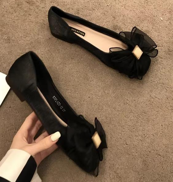 レディース パンプス ローヒール リボン 浅履き フラットシューズ スクエアトゥ 大きいサイズ シンプル おしゃれ 上品 通勤 お出かけ 黒 アプリコット