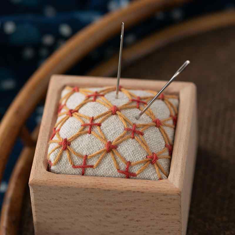 ピンクッション かわいい 柔らかい 刺繍 針 収納 手作り 趣味 ツール 正方形 丸 木製 ベース 生成色 花柄 小さめ セット 便利