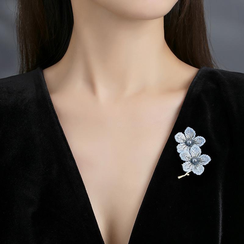 ブローチ レディース 女性用 青 ブルー パール パール 花モチーフ フラワー 上品 繊細 高級感 エレガント 華やか 胸飾り ピン コサージュ フォーマル アクセサリー ギフト プレゼント｜フロントップ店