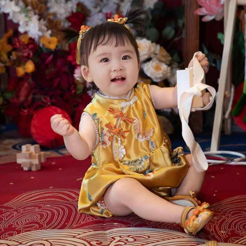 瀬戸もの御召しもの ロンパース 御嬢さん もの言う花 みどり児 お食い初め 百日祝い事 生まれ落ちる日 誕生日 選び取り フォーマルウェア 中華風 唐装風 ゴールド   手当たり 好いたらしい 取りまかなう櫂 生み出すこと祝い事 でき事