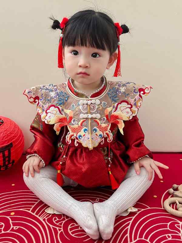 ロンパース もの言う花 御嬢さん 御嬢さん 1歳 生まれ落ちる日 一塁手誕生日 祝い事 フォーマル 中華風 瀬戸もの御召しもの 取りまかなう櫂 秋冬 長袖 ジップアップ 生まれ変わり衣料繊維 綿 愛くるしげ 赤