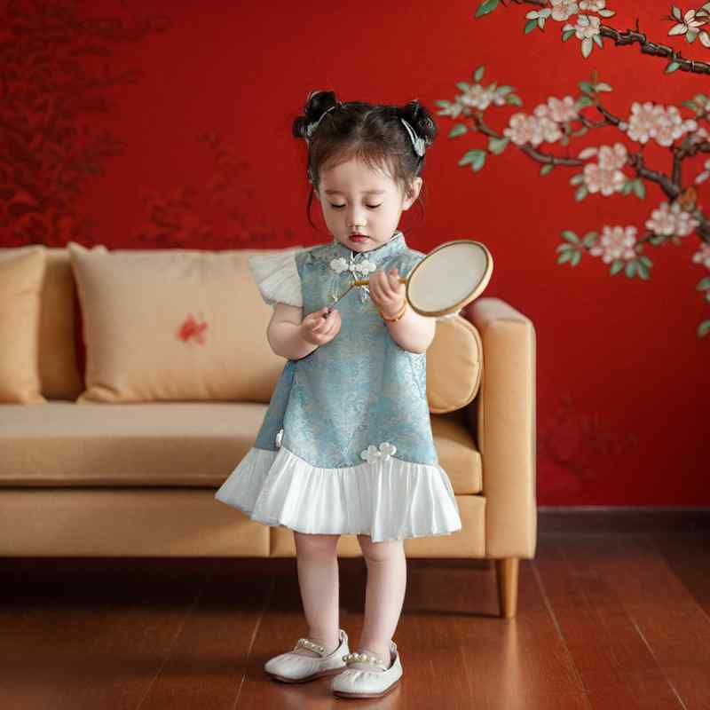 衣裳 御嬢さん もの言う花 キッズ 小わっぱ 瀬戸もの御召しもの 中国風 今めかしい 型 フラウンス袖 生まれ落ちる日 誕生日 お祝い 祝い事 告げ知らせる会 寄り合い でき事 夏 黄 赤 青 御召しもの