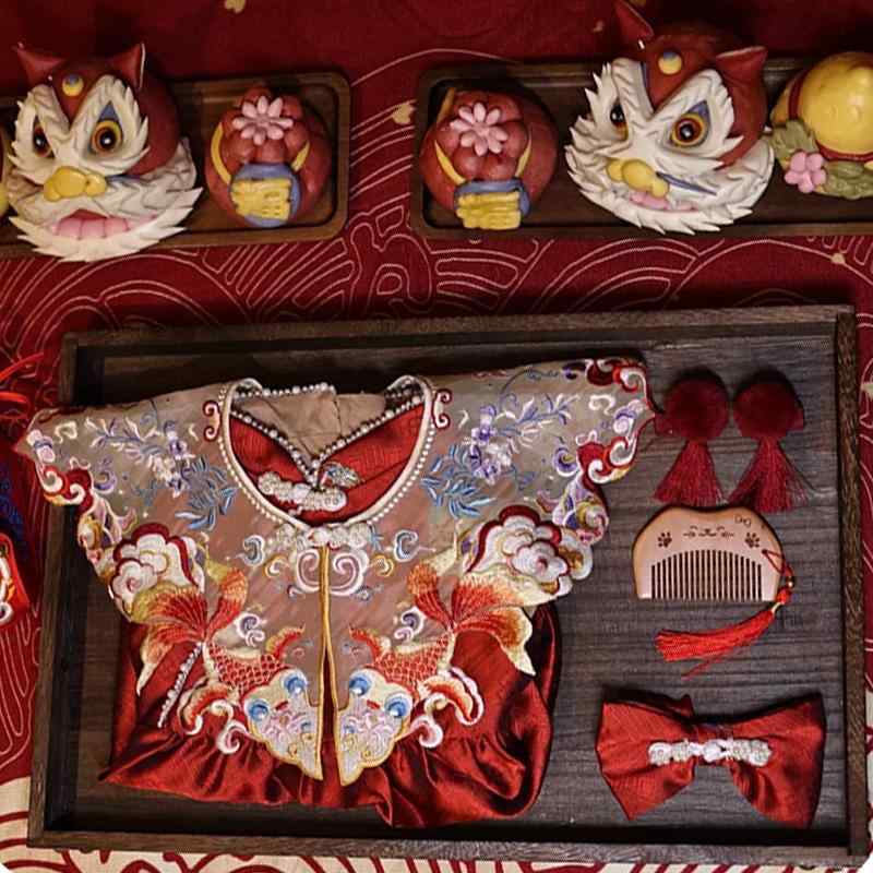 瀬戸もの御召しもの 御嬢さん 一歳生まれ落ちる日 誕生日 祝い事着 中国風 唐装 お祝い御召しもの 金糸刺しゅう 長袖 朦朦たる 中綿入り口・入口 ポリエステル ぶどう酒赤いこと 赤 秋冬 フォーマル御召しもの