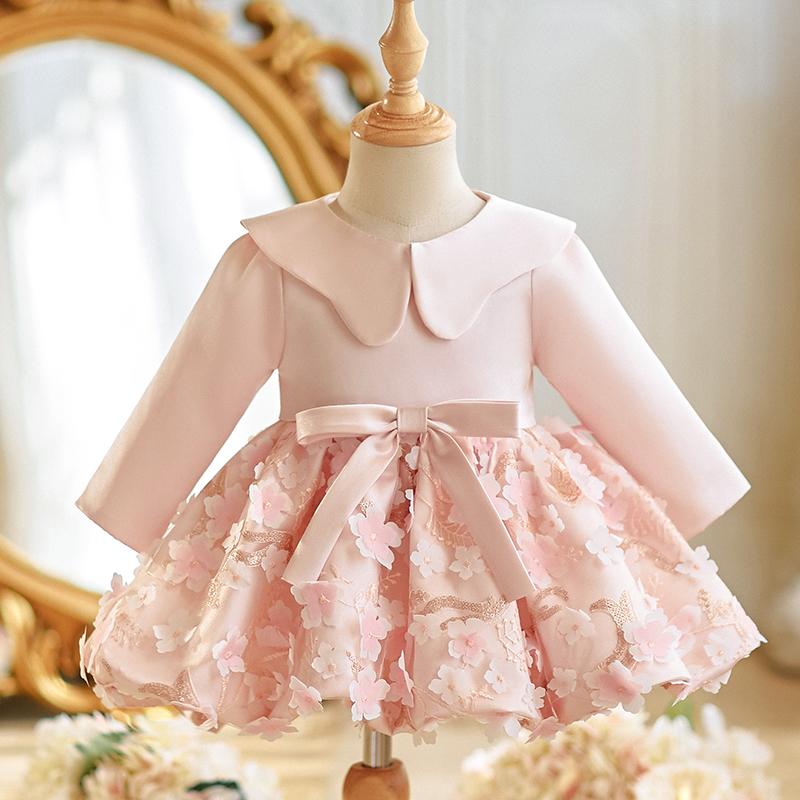 もの言う花衣裳 お嬢さん 1歳の生まれ落ちる日 御召しもの 姫御前御召しもの 花柄 さくら色 瀬戸もの御召しもの 祝賀会 選び取り 愛くるしい 愛くるしい 乳飲み子 赤ちゃん 御祝い 華燭の典