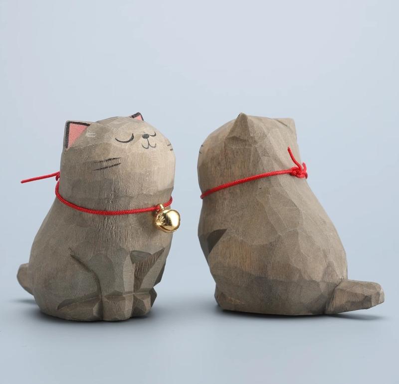 木彫り置物 猫 子猫 鈴付き ブルーキャット 手作り 木製 かわいい おしゃれ 卓上 オフィス デスク インテリア 飾り プレゼント ギフト