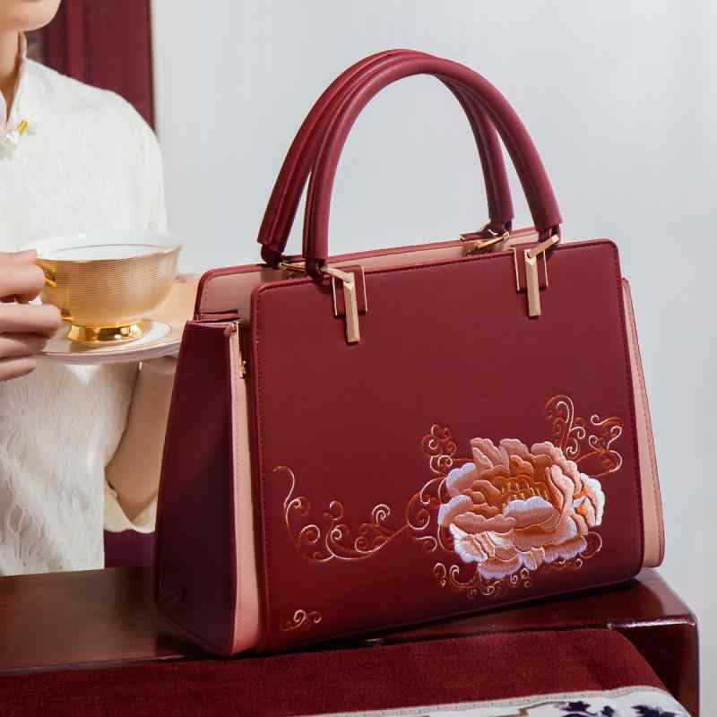 鞄 レディース ミセス 女性用 本革 レザー ショルダーバッグ 斜めがけ トート ハンドバッグ 刺・墸 花柄 エレガント 大容量 収納力 横型 スクエア ワインレッド アプリコット ライトブルー 上品 フォーマル