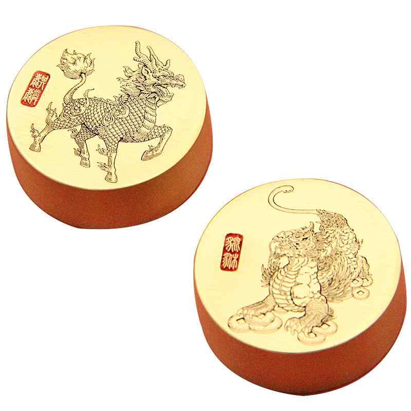 文鎮 ジラフ 貔貅 円型 金管楽器 文房四宝 表意文字 ペーパーウェイト 金属元素 刻みつける 書房 事務机 執務室 重厚感 レトロ アンティーク風 風水 ラッキーアイテム 縁起物 事務机細工物 卓上小物 飾りつけ 差し上げ物 表意文字備品 学び取る用 商行為用