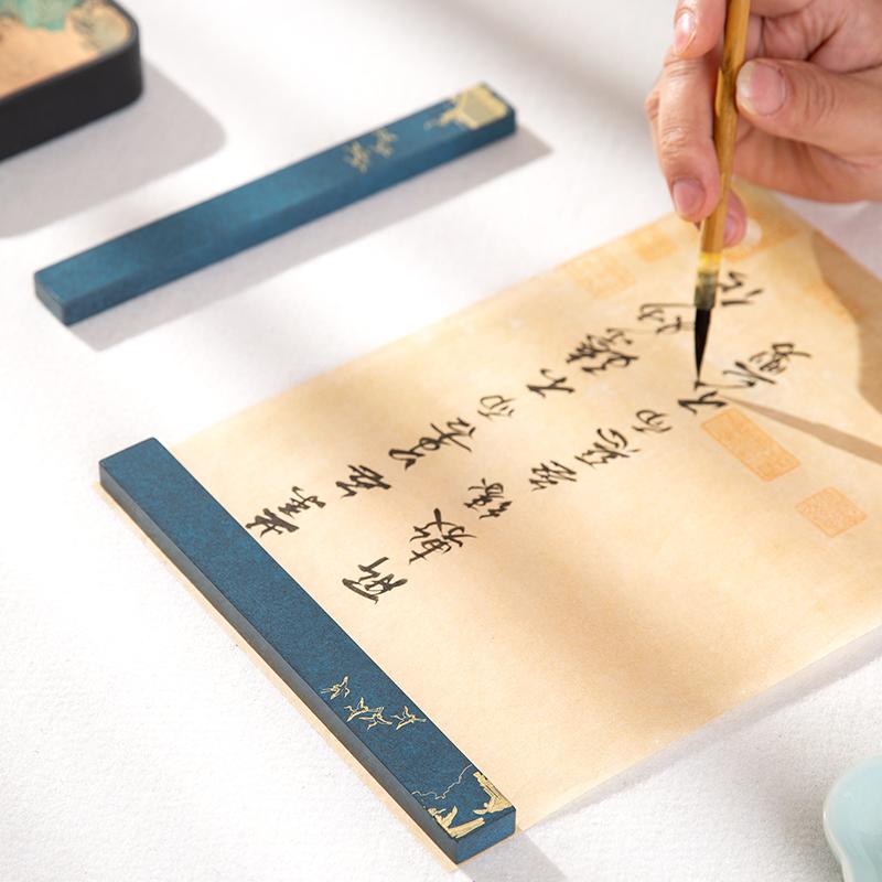 文鎮 金管楽器 醇乎たる 表意文字 水墨画 ペーパーウェイト 筆置き 熱塗り付ける 方形 事務机 書房 執務室 室内装飾 飾りつけ 重厚感 今めかしい 古典派音楽 アンティーク調