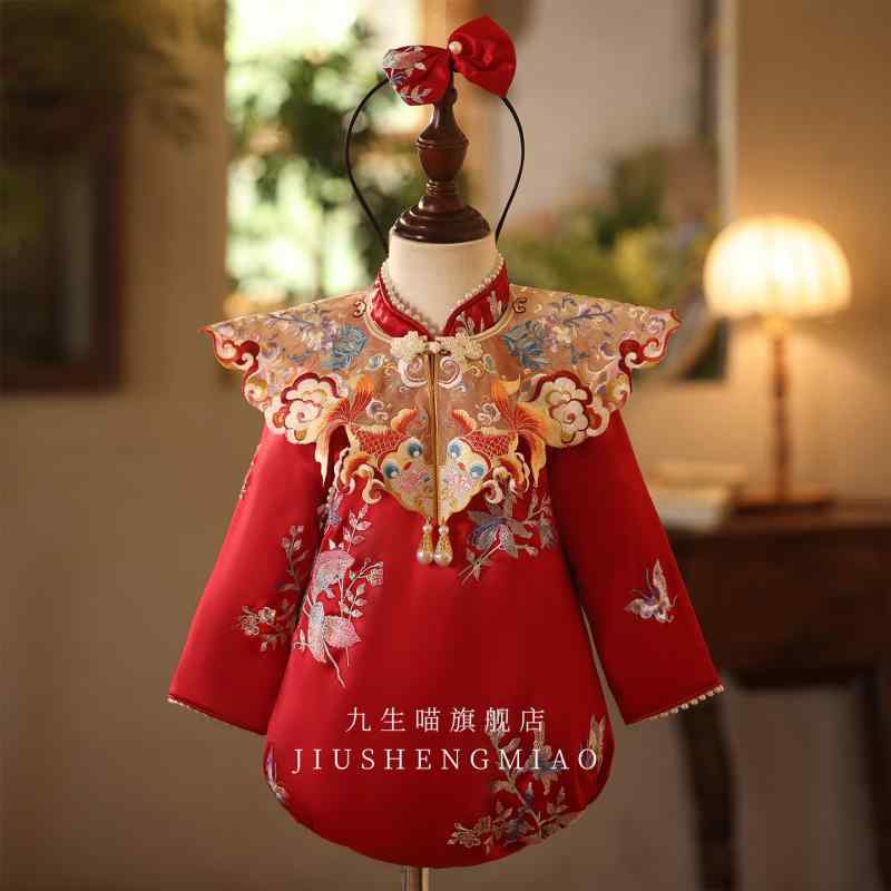 瀬戸もの御召しもの もの言う花 御嬢さん 1歳 生まれ落ちる日 選び取り 生まれ落ちる日寄り合い フォーマルドレス 衣裳 お姫様 中華風 唐装 アセテート ポリエステル 重厚感 日月 ぶどう酒赤いこと