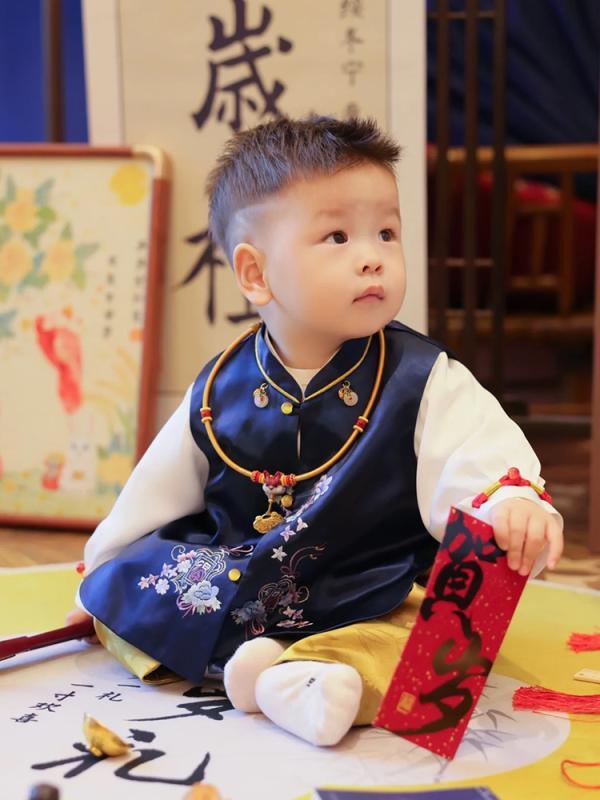 ベビー服 お坊っちゃん フォーマルウェア 唐装 漢服 中国風 瀬戸もの服 1歳 生まれ落ちる日 選び取り 初生まれ落ちる日 百日祝賀会 お食い初め 御祝い 御召しもの書き割り 黄 青 うつり変わり 刺・墸 スリー天下太平 歳月 オール時期
