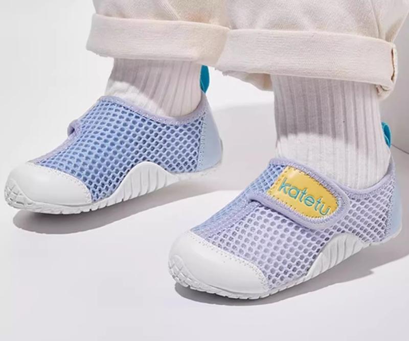 ベビー キッズ 男の子 女の子 ファーストシューズ トレーニングシューズ 室内履き ルームシューズ ソフトソール メッシュ 通気性 軽量 安定歩行 面ファスナー 耐磨ゴム ブルー ホワイト ピンク 春秋