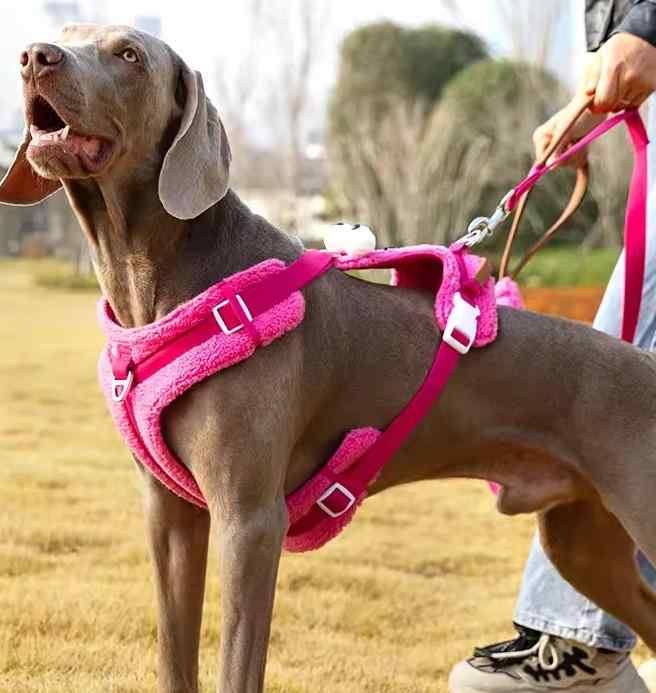 犬 ハーネス リード かわいい ペット 散歩 レジャー ベスト型 飛び出し防止 抜けにくい 牽引 ロープ 秋冬 ふわふわ ピンク 赤 黒 中型 大型 ボーダーコリー 柴