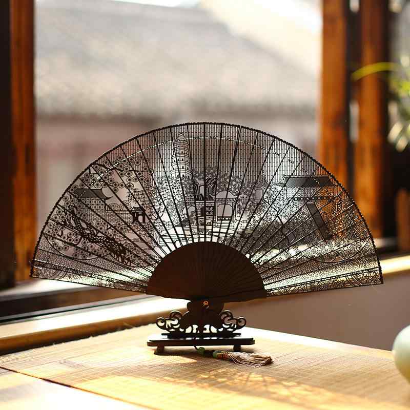 扇子 メンズ レディース 白檀 透かし彫り 中国風 レトロ 工芸 折り畳み ギフト 伝統 クラシック 和装 小物 普段使い インテリア タッセル 飾り シンプル 風景