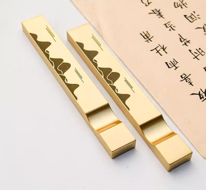 文鎮 真鍮 ペーパーウェイト 山 月 花 梅 禅 重量感 紙押さえ 筆置き 書道 習字 絵画 墨画 練習 文房具 デスク オフィス 書斎 インテリア 飾り 置物 おしゃれ 誕生日 記念 贈り物 プレゼント
