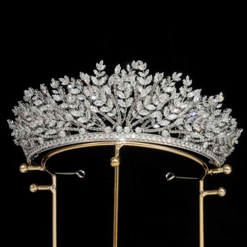 ティアラ レディース ウェディング 花嫁 結婚式 披露宴 二次会 王冠 クラウン ヘアアクセサリー 髪飾り ヘッドドレス ジルコニア ビジュー ラインストーン 華やか 高級感 ゴージャス キラキラ シルバー ゴールド ローズ｜フロントップ店