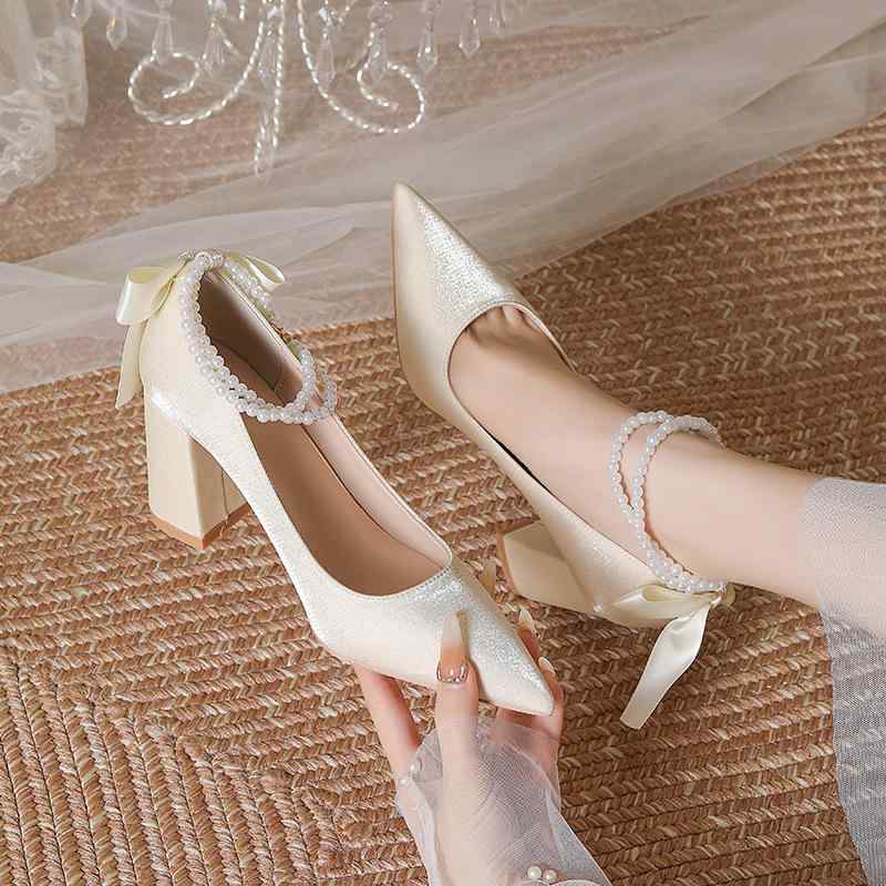 パンプス レディース ポインテッドトゥ チャンキーヒール サテン パール リボン ストラップ 結婚式 ブライダル パーティー ウェディングシューズ ベージュ アイボリー 安定感 滑り止め 歩きやすい 春夏 婦人靴 かわいい 高級感