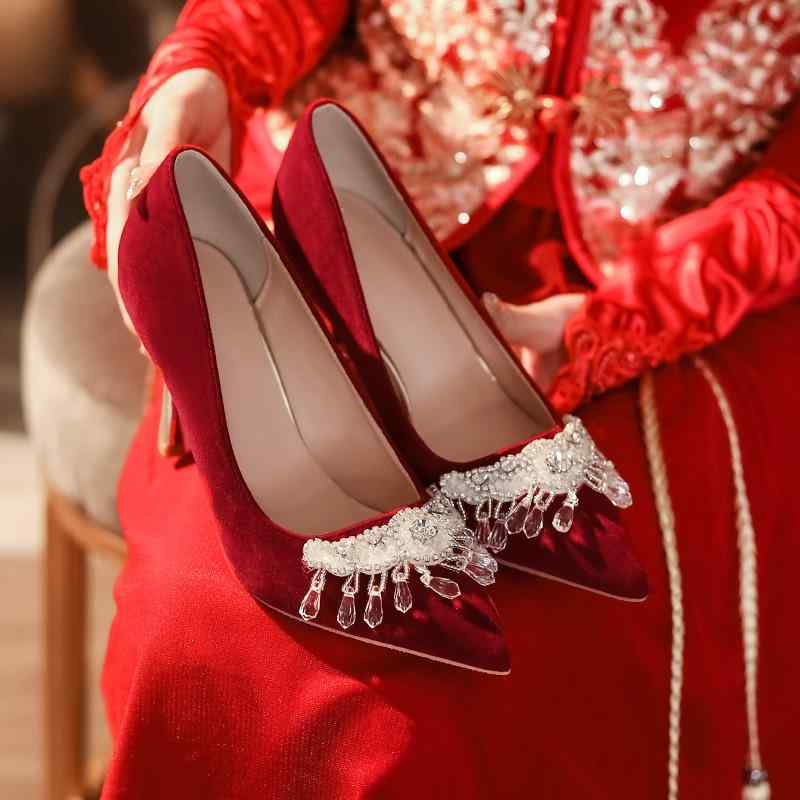 パンプス レディース ウエディングシューズ 結婚式 パーティー お呼ばれ スエード ポインテッドトゥ ピンヒール ビジュー クリスタル ストラップ 赤 無地 高級感 滑り止め 疲れにくい お祝い オールシーズン