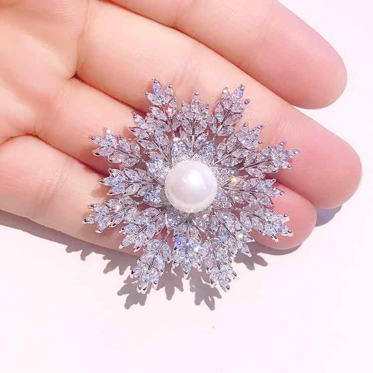 ブローチ レディース 女性用 ジルコニア 雪の結晶 スノーフレーク コサージュ ラペルピン 襟飾り バッジ アクセサリー 韓国 おしゃれ コート シャツ カーディガン ホワイトゴールド 金メッキ 秋冬 高級感 上品 華やか フォーマル カジュアル 4,171円