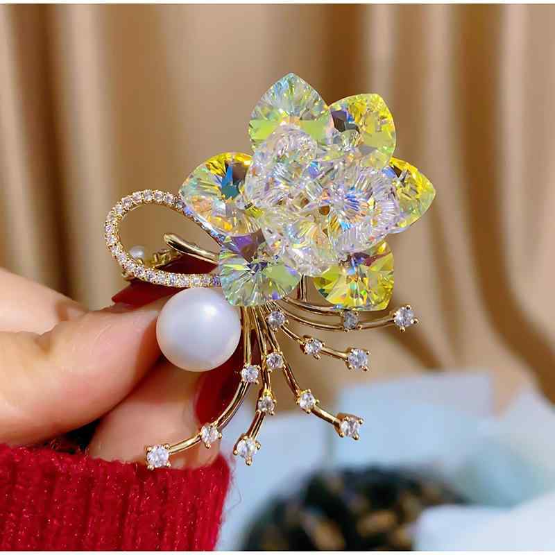 ブローチ メンズ レディース ピンブローチ 牡丹 花 フラワー カメリア 植物 クリスタル 天然パール パール ジルコニア 銅 ゴールドメッキ 高級感 エレガント オリエンタル 上品 華やか 通勤 普段使い 結婚式