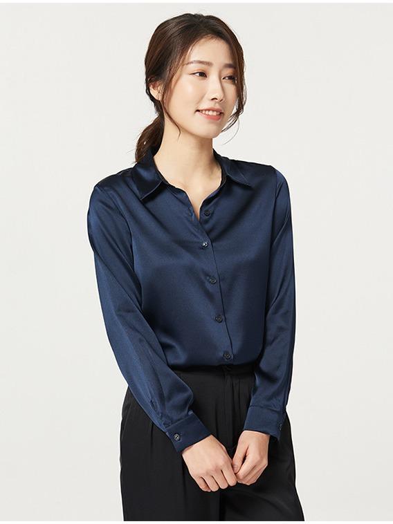 シャツ レディース ブラウス トップス 長袖 サテン 重厚感 無地 通勤 オフィス 事務服 秋 ホワイト ブラック ネイビー きれいめ 上品 高級感 艶 光沢感 ボタン スリム ストレッチ 柔らかい