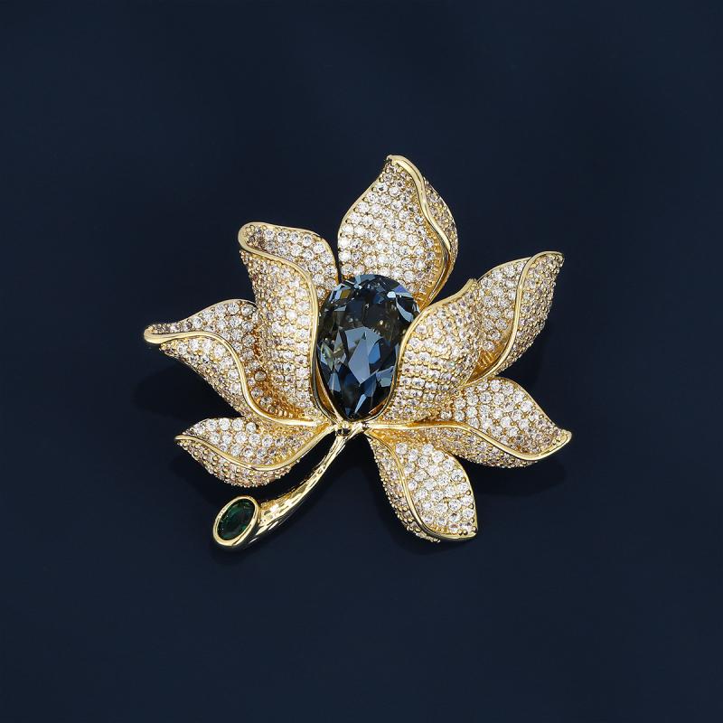 ブローチ メンズ レディース コサージュ ピンバッジ ジュエリー アクセサリー フラワー 花びら 植物 銅 ジルコニア 高級感 華やか エレガント ラグジュアリー フォーマル 結婚式 パーティー 入学式 スーツ コート 飾り ホワイト ゴールド ブルー