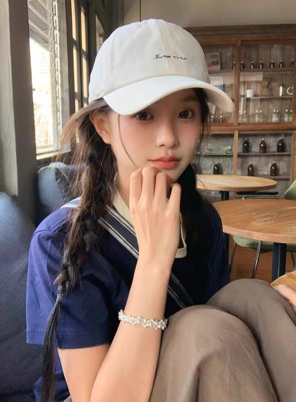 キャップ ウィッグ一体型 レディース 三つ編み 二つ結び ロングヘアー 耐熱ファイバー 人工毛 自然 かつら 髪付き帽子 つば イメチェン 小顔効果 簡単 便利 おしゃれ ストリート カジュアル 普段使い お出かけ アイボリー ダークブラウン 刺繍ロゴ
