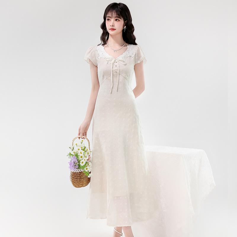 ワンピース レディース フランス風 上品 Vネック 春夏 ロング丈 高級感 フリル袖 ウエストマーク ハイウエスト 着痩せ ミモレ丈 Aライン ポリエステル フロッキー加工 アイボリー ドット柄 ヴィンテージ風 プリーツ リボン ボタン