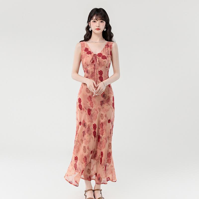 ワンピース レディース 春夏 Vネック ヴィンテージ風 ローズ 薔薇 花柄 華やか エレガント フェミニン ロング丈 シフォン ノースリーブ タイトシルエット 裏地 ウエストリボン レッド 清楚 上品 高級感 お出かけ デート きれいめ
