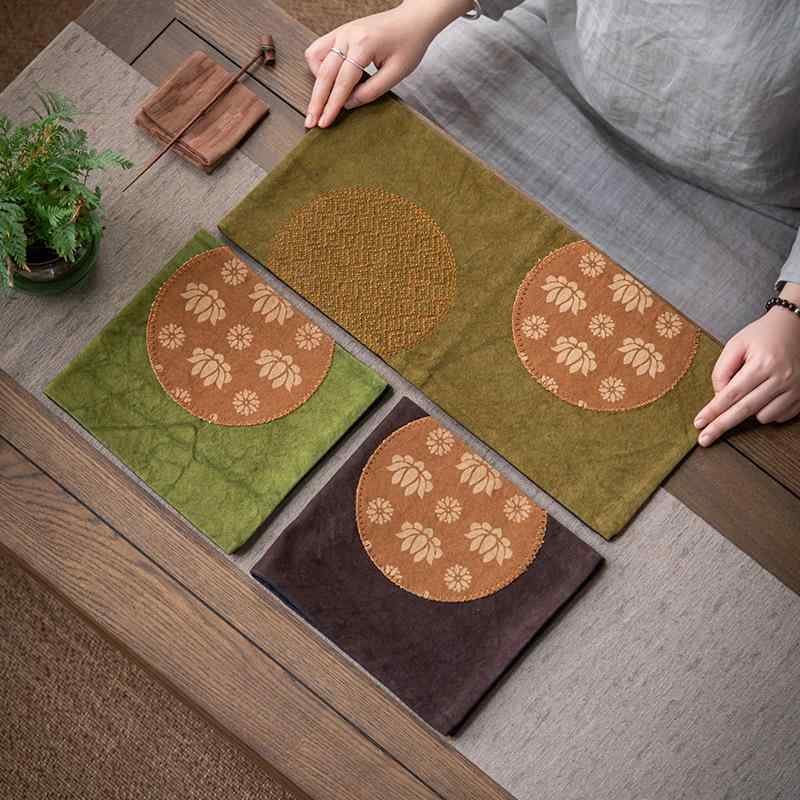 テーブルランナー 布マット 絞り染め 刺しゅう 蓮の花 和モダン 茶道具 卓上 インテリア オリーブ ブラウン グリーン おしゃれ 高級感 敷物 ティータイム おもてなし 撥水性 オールシーズン