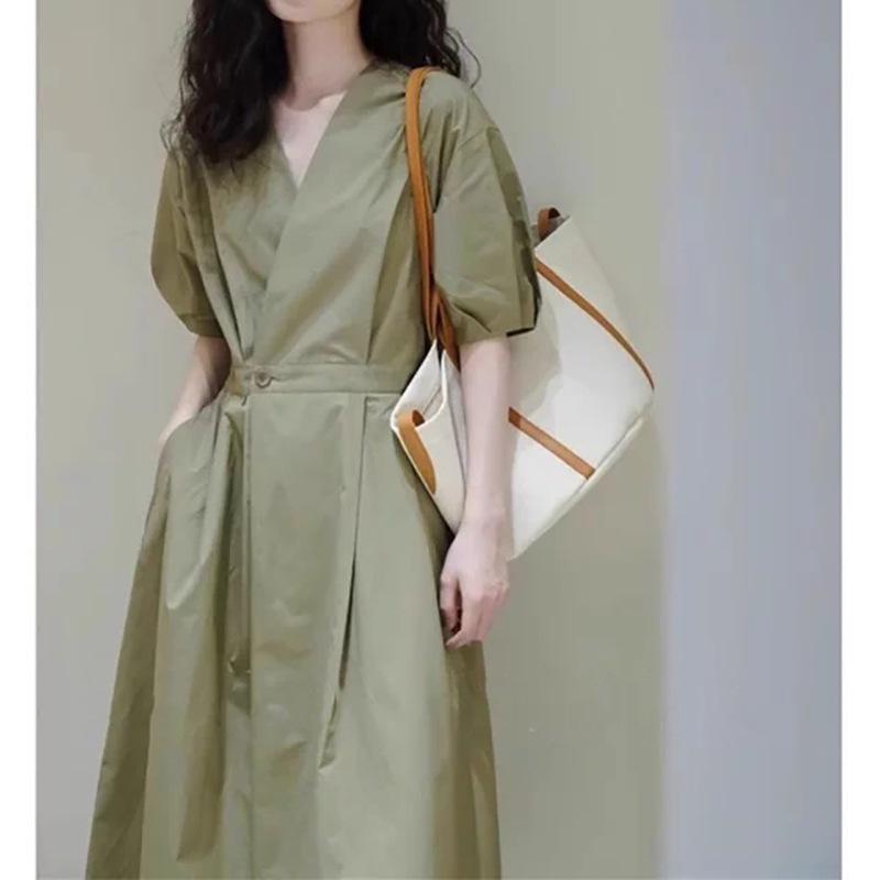 ワンピース レディース 春夏 Vネック ロング マキシ シャツ 上品 きれいめ 通勤 オフィス ウエストマーク 着痩せ スタイルアップ パフスリーブ ボリューム 五分袖 ナイロン素材 グリーン 高級感 大人｜フロントップ店