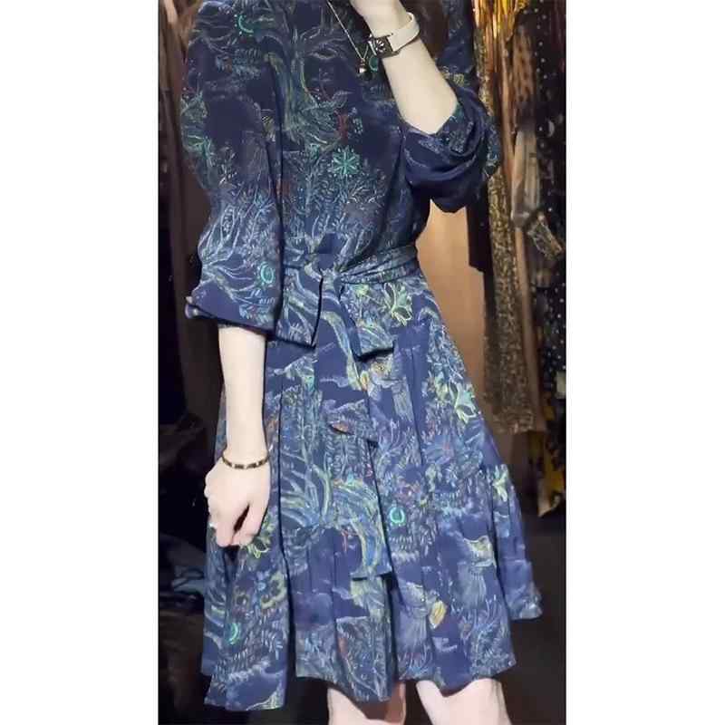 衣装 レディース ロング丈 小花柄 酉の方角目じるし か細い 着痩せ Ａ生産ライン 好いたらしいめ 成年者 女子らしい 照明ランプ色合い 立ち襟 長袖 青色 通い 執務室 普段使い走り ポリエステル 年月 御前上等感