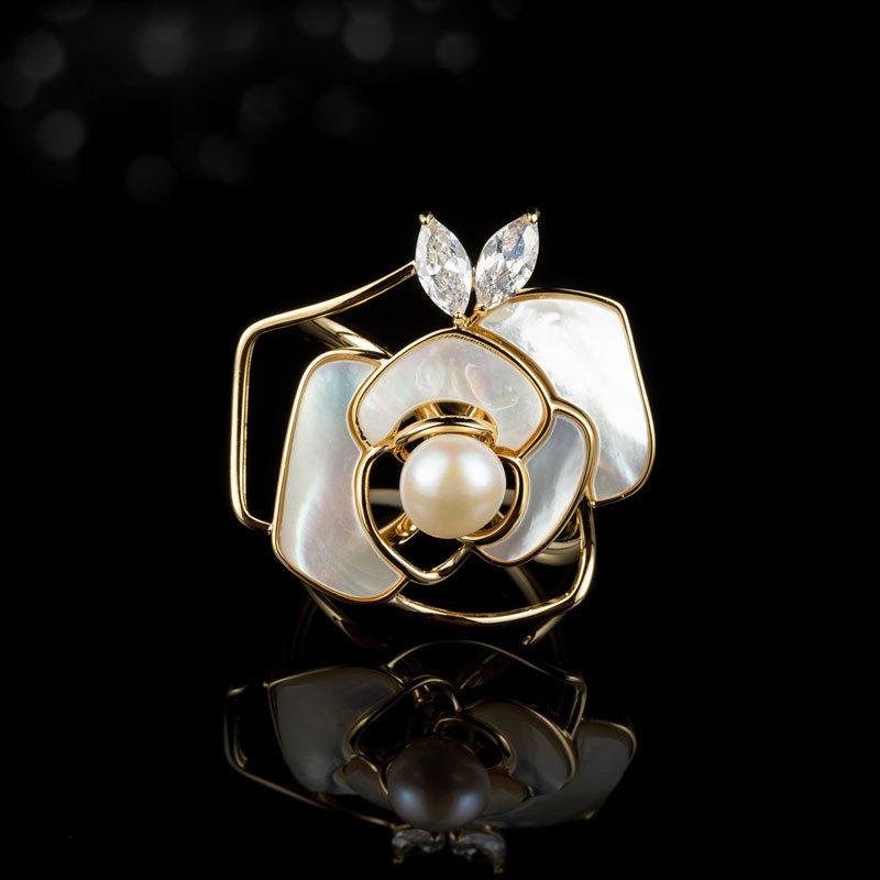 ブローチ レディース スカーフ留め スカーフリング カメリア 山茶花 花モチーフ 天然シェル 銅製 電気メッキ加工 高級感 華やか 上品 エレガント アクセサリー 通勤 フォーマル 結婚式 おしゃれ 秋冬