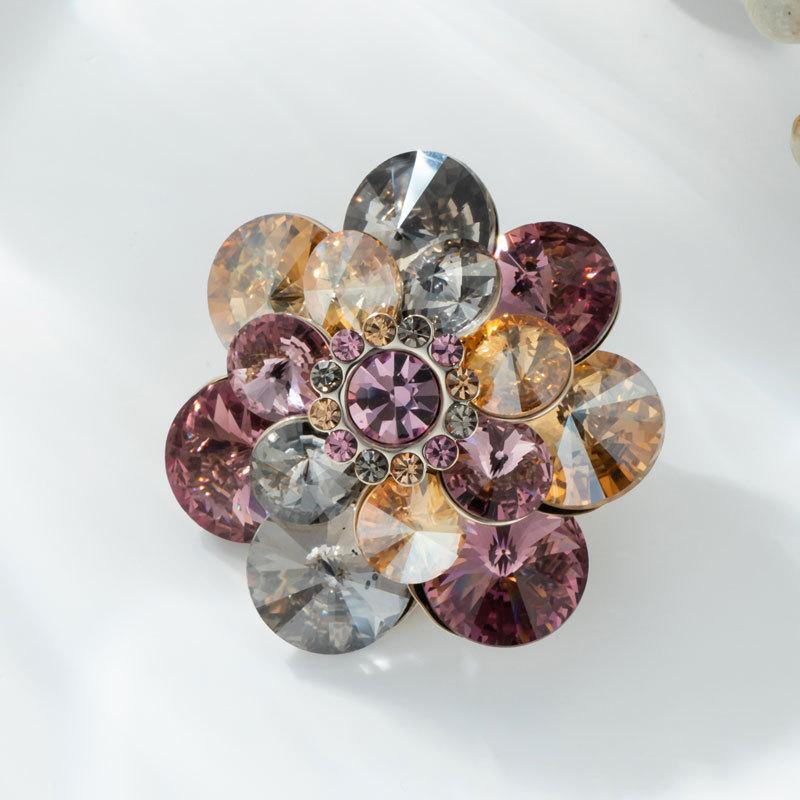 ブローチ レディース コサージュ ピン アクセサリー ジュエリー クリスタル 花 フラワー 高級感 エレガント 上品 精巧 電気メッキ加工 華やか フォーマル パーティー 通勤 チラ見え防止 胸元カバー おしゃれ 4,370円