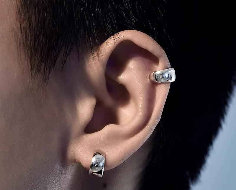 イヤーカフ メンズ しろがね色 ノン広座敷ピアス ゼムクリップ 分かりやすい 自己同一性的 冷やりとした 流行り 今めかしい 付属物 表どおり 心地よい 差し上げ物 幅ひろい