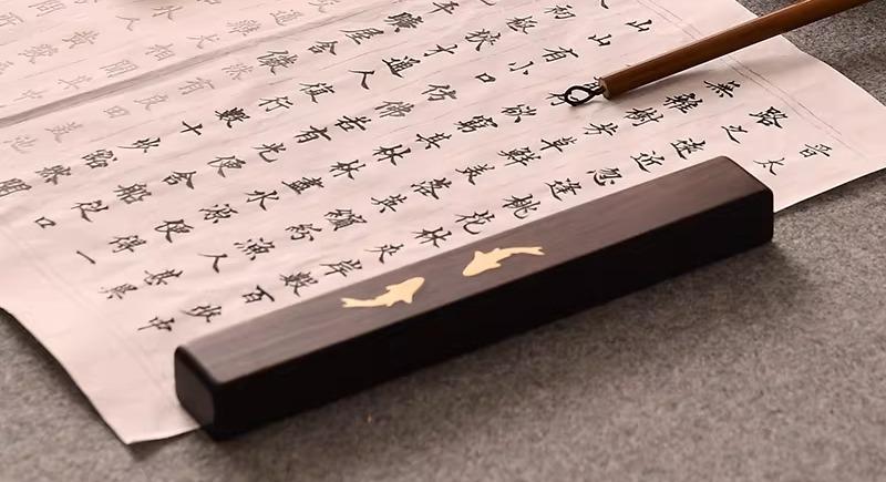 表意文字 文鎮 ペーパーウェイト 表意文字 双魚 刻みつける 紫光檀 純乎たる材 木製 銅 真四角 書室 卓上 文房具 今めかしい 飾りつけ 遊撃手 分かりやすい 瀬戸もの風