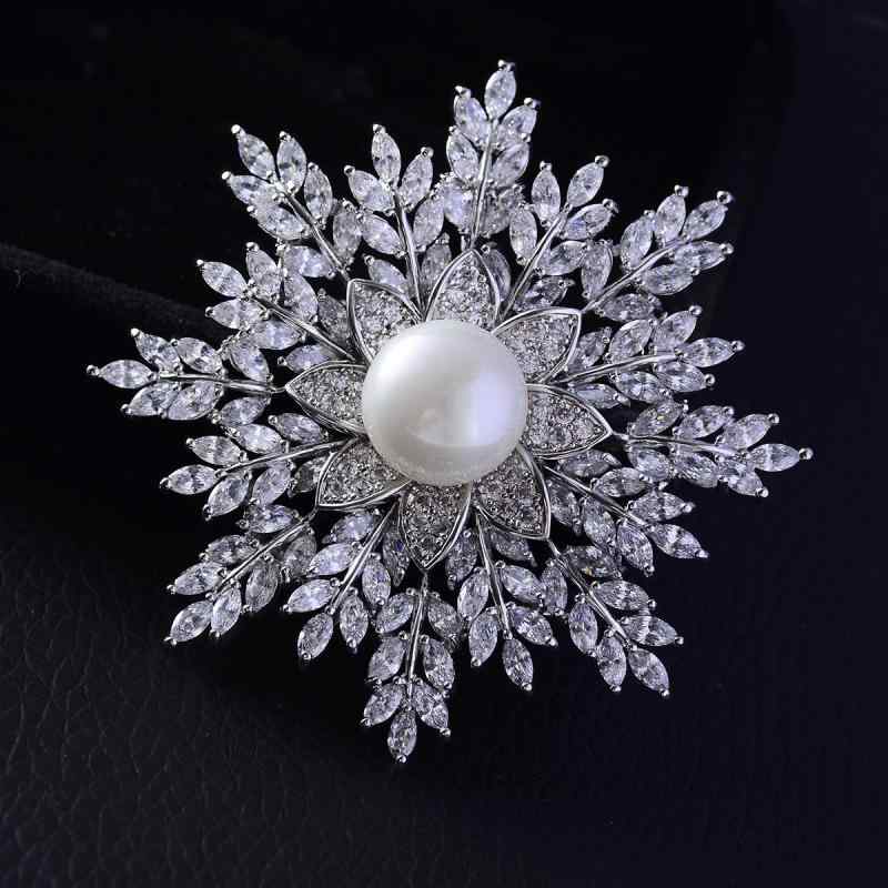 ブローチ レディース コサージュ 雪の結晶 スノーフレーク 花 人工パール フェイクパール ジルコニア 電気メッキ加工 銅 高級感 上品 エレガント 韓国 ピンバッジ アクセサリー スーツ パーティー 銀 金 ピンク