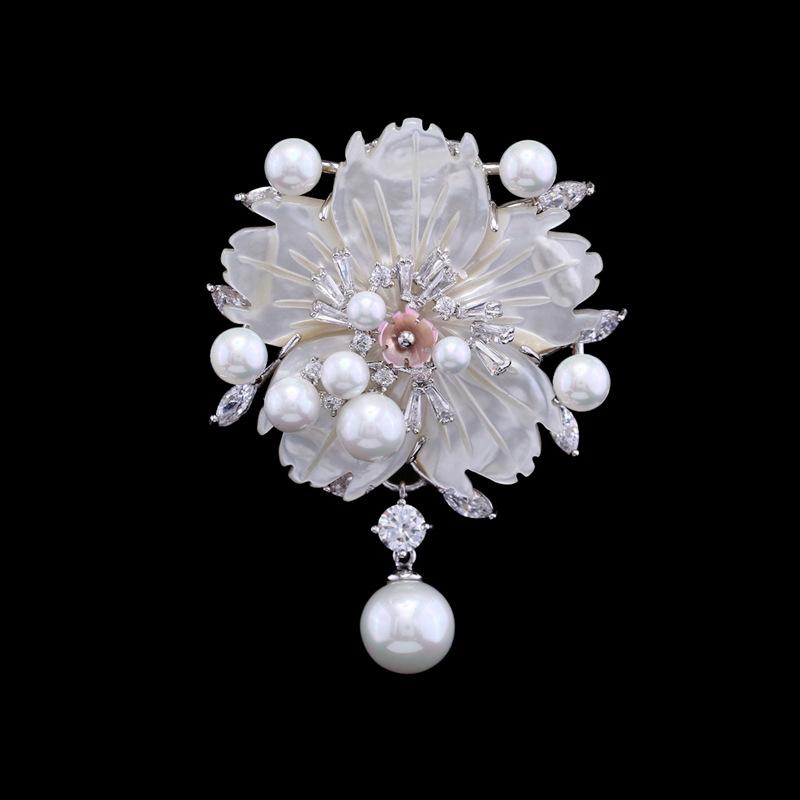ブローチ レディース コサージュ アクセサリー ジュエリー 貝殻 ローズ 花 フラワーモチーフ ジルコニア 銅 電気メッキ加工 高級感 シルバー 14K ピンクゴールド エレガント きれいめ 通勤 普段使い フォーマル 華やか