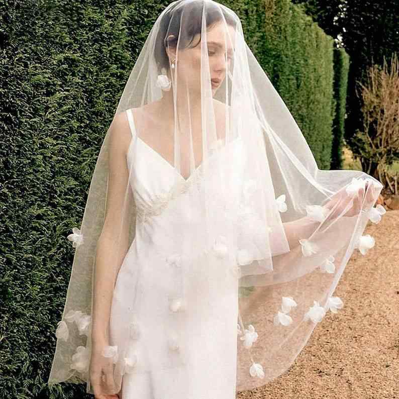 ウェディングベール レディース 結婚式 ブライダル 花嫁 披露宴 前撮り ナチュラル 森ガール ハンドメイド ビーズ 立体 フラワー リーフ チュール メッシュ エルボー丈 ホワイト アイボリー ヘアアクセサリー 髪飾り