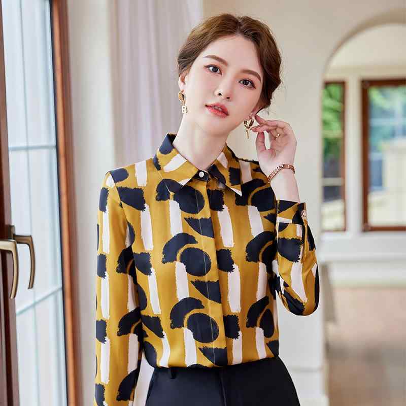 シャツ レディース ブラウス トップス 長袖 シフォン プリント 総柄 スクエアカラー スリム 通勤 オフィス ビジネス 仕事着 事務服 きれいめ 上品 大人 おしゃれ ボタン 高級感 エレガント ブラウン グリーン 秋