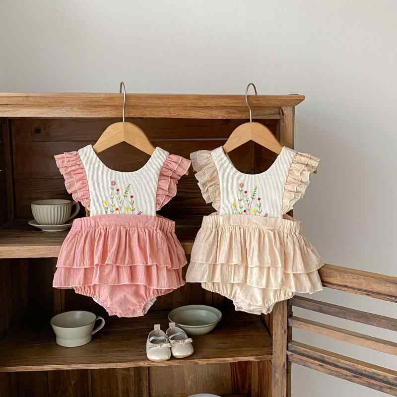 ロンパース 女の子 ベビー 赤ちゃん 新生児 春夏 コットン 綿 刺繍 フリル袖 ノースリーブ サスペンダー スカート ボディスーツ ワンピース風 カバーオール ピンク カーキ かわいい お出かけ 普段着 涼しい