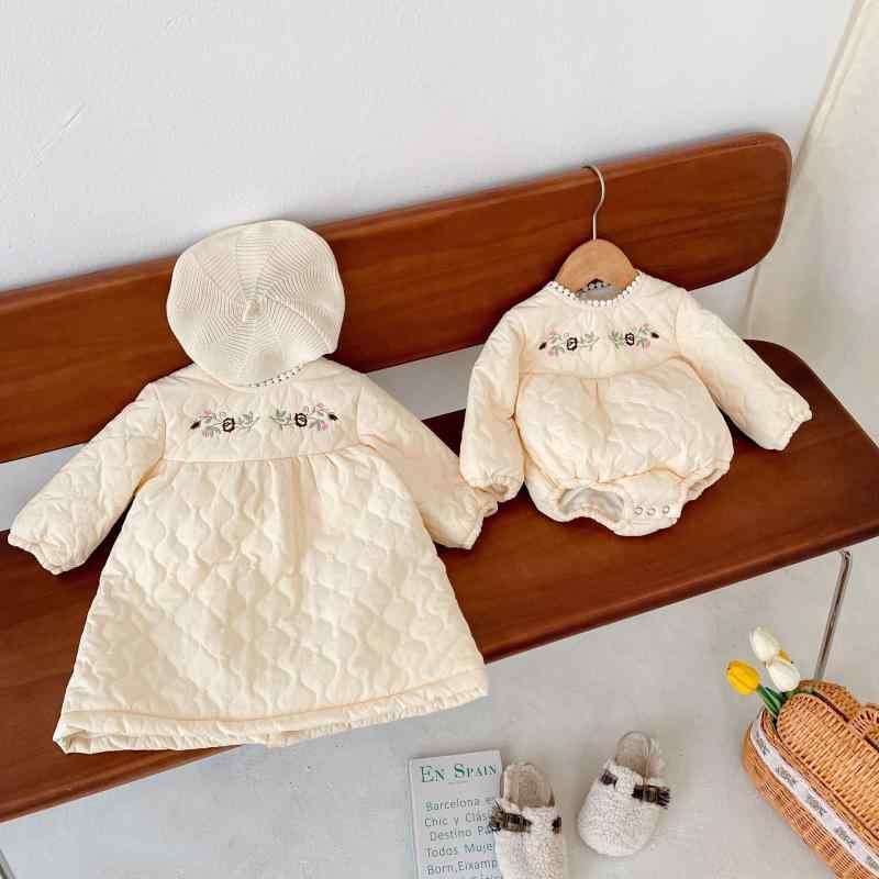 ロンパース 女の子 ベビー 秋冬 長袖 厚手 中綿 刺繍 ワンピース カバーオール ラウンドネック ボタン ポリエステル 保温 防寒 暖かい かわいい おしゃれ 普段使い お出かけ 66cm 73cm 80cm 90cm