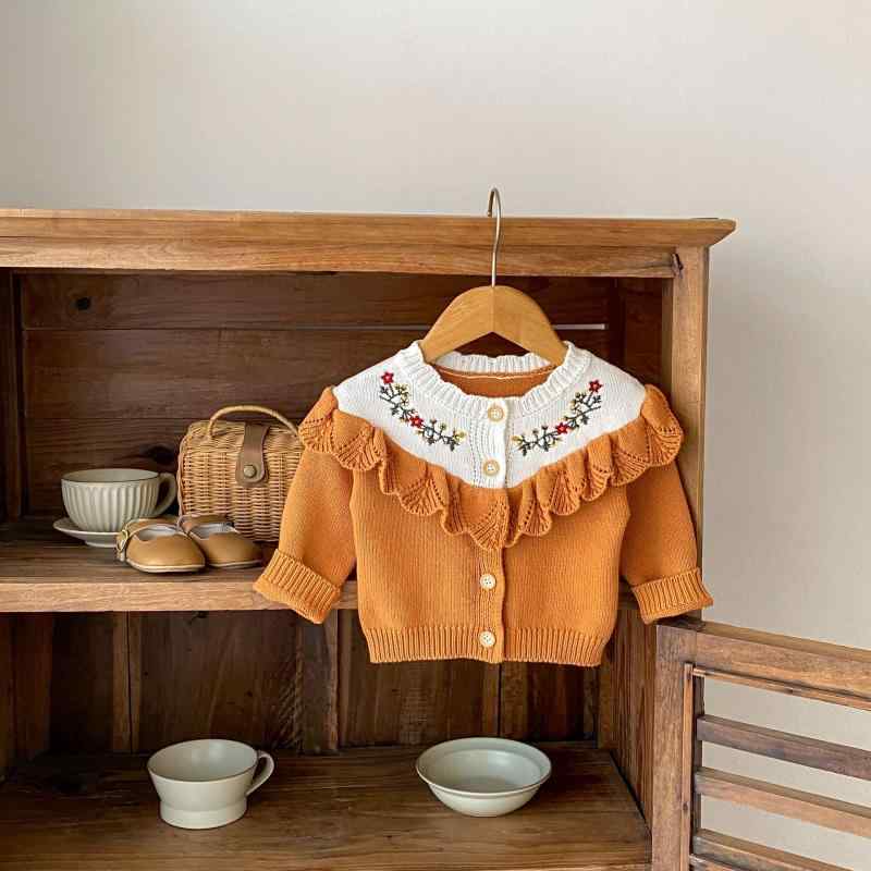 カーディガン ベビー 女の子 アウター 秋冬 コットン 綿 刺繍 花柄 フラワー レース フリル ラウンドネック 長袖 前開き ボタン キャメル 普段使い お出かけ セレモニー かわいい おしゃれ 赤ちゃん 子供服 幼児 トップス